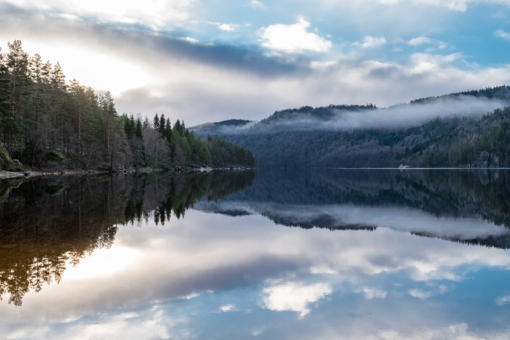 The weather conditions at Ytre Øydnavatnet in the south of Norway was spot on for some photo experimenting with the clear reflections. The fog in the mountains added a surprising element as well.