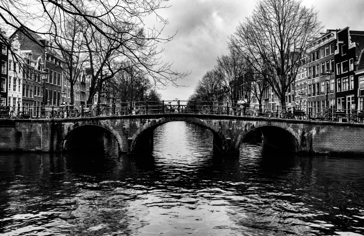 Black and white photo of an old bridge in Amsterdam centrum.