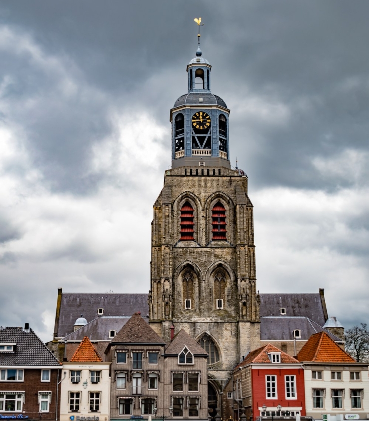 The church called Gertrudiskerk is situated in the town square.